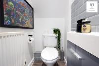 Spacious 3 Bed Home In The Heart Of Bridgend - By EKLIVING LUXE Short Lets & Serviced Accommodation - Chambres d'hôtes Bridgend