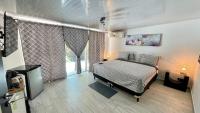Zimmer mit Kingsize-Bett und Balkon