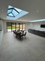 Spacious & Modern House Sleeps 8 - B&B