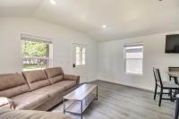 Walk to Lake: Cozy Grove Cabin w/ Fire Pit - Chambres d'hôtes Grove