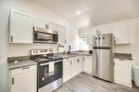 Close to Lake: Grove Cabin w/ Shared Fire Pit! - Chambres d'hôtes Grove