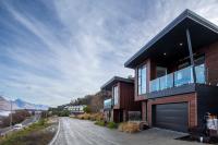 Stylish 2-BR Home, Scenic Balcony, Key Amenities - B&B Distretto di Queenstown