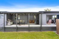 Holidays on Hampton - House plus sleep-out - B&B