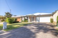 Shelly's Bay Escape, 27c Dowling St - stylish with ducted air con and Wi-Fi - B&B