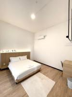 Queen Room with Shared Bathroom