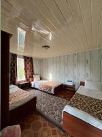 Dreibettzimmer mit Bergblick