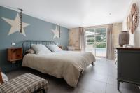 Zimmer mit Queensize-Bett und Poolblick