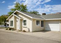 Beautiful Condo by Park Entrance - Bed and Breakfast