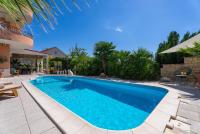 Villa ANITA with private pool, gym, 6 bedrooms, sea view - Chambres d'hôtes Kučine