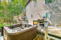 Pocono Getaway Hot Tub, Community Lake Access! - Bed and Breakfast
