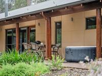 Jarrah Grove Forest Retreat - Adults Only Luxury Chalet - Bed and Breakfast