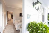 The Little White Cottage - Country Elegance Near CBD - B&B Mudgee