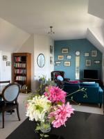 Spacious town-centre apartment with stunning views - Bed and Breakfast