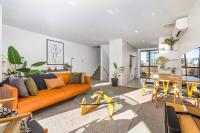 Luxury APT 2BR w Balcony Parkside Central City - B&B