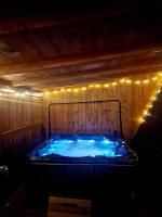 Bucovina-A-FrameHouse-HotTub-Fireplace-Patio-WiFi - B&B Suceviţa