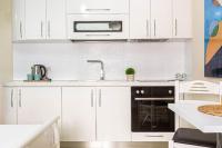 Stella's Stylish Studio - 1min beach w kitchen - B&B Himarë