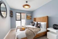 Elliot Oliver - Beautiful Two Bedroom Apartment With Parking in The Docks - B&B