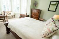 Zimmer mit Kingsize-Bett und Gartenblick.
