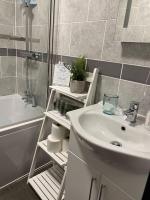 The Garden Apt Hot Tub - Westbrook Bay Beach - By Goldex Coastal Breaks - B&B