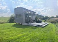 Lakefront Tiny House with WiFi, AC, Heating, all-year accessible - B&B