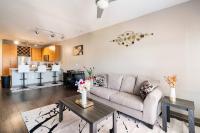 Charming Uptown Studio with, pool, bar, shops - B&B