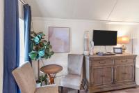 Pelican's Nest, Caddo Lake Cabins, with Kayaks - B&B Oil City