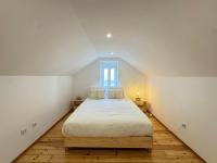 Spacious 3-Bedroom in Estoril- Beach - B&B