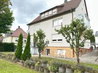 7 Privatzimmer - 2 Bäde - Wohnung auf 2 Ebenen - Ruhig & Praktisch - Ideal für Business & Monteure - Nähe Messe Stuttgart A81 - Bed and Breakfast