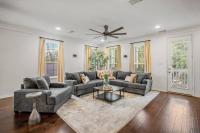 Vintage Hollywood Theater House in East Downtown - B&B