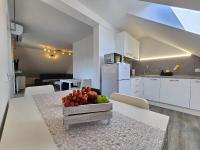 Green Hill Apartments - Bed and Breakfast