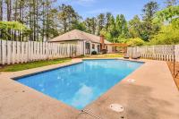 The Poolside 4BR Stylish Luxury Sanctuary - B&B Conyers