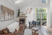 Ski In out Remodeled Luxury Condo - B&B