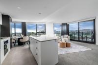 Elegant Retreat with Pool, Gym & Cinema in ACT - B&B Phillip