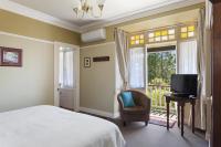 Habitación con cama extragrande y balcón