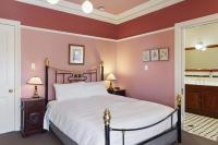 Habitación con cama grande y bañera de hidromasaje