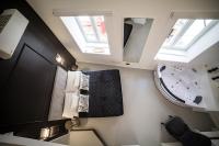 Habitación con cama extragrande y bañera de hidromasaje