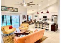 Coral Vista-New Beautiful 3 Bedroom with Pool Canal - B&B Cape Coral