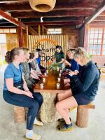 Habitación con cama grande y balcón