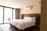 Zimmer mit Kingsize-Bett und Balkon