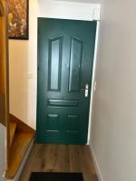 The GREEN HOUSE , grand parking, proche gare, jardin, jacuzzi - B&B
