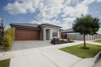 Coasty HEATED pool pet friendly home theatre 4 bedroom sleeping 8 Close to Barwon Heads Torquay Geelong Golf and Wedding venues - Bed and Breakfast