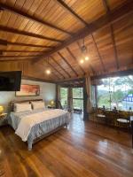 Habitación con cama extragrande y vistas al jardín