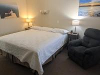 Habitación con cama extragrande.