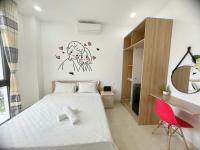 Zimmer mit Kingsize-Bett und Seeblick