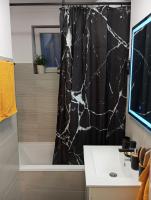 Black Diamond Lux - deluxe riverside apartment - Bed and Breakfast
