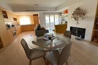 Beachfront apartment with a pool- Parede - B&B Parede