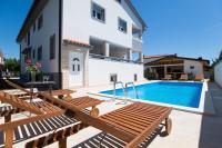 New modern Villa Nada with pool - Chambres d’hôtes Valbandon