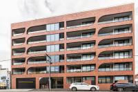 Concrete Junction - Sunny, Industrial Balcony Haven - Bed and Breakfast Melbourne