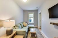Modern 2BR with Patio & Cozy Space - Ferienwohnung