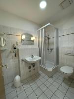 One-Bedroom Apartment with Shower